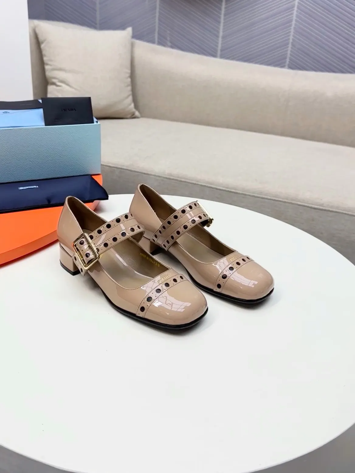 👟👟Ex-factory price 600👟👟🛒…………PRADA 2025 series loafers! At first glance, it looks both classic and versatile! No need to worry about the texture and feel of your feet! 🕳️🕳️🕳️ ____________________✍️ The simple combination is very eye-catching and atmospheric. I sincerely recommend you to buy it! Extremely versatile! Its square toe design is suitable for all kinds of female foot shapes and can be easily controlled. It is comfortable on the foot and does not squeeze the foot. The soul of the whole pair of shoes is the bias-cut design! The craftsmanship of this shoe upper is not easy to make. It seems to be quite simple, but it is much more expensive than making boots and has a high scrapability! ●━━━━━━───── Upper: imported soft cow patent leather ●━━━━━━───── Lining: silk lambskin, fine and firm leather, very soft and breathable ●━━━━━━───── Outsole: Imported Italian genuine leather outsole ➕Forefoot injection molding, high-grade and non-slip ●━━━━━━───── Heel height: 4.5cm ●━━━━━━───── Warm reminder: This shoe is an authentic sole series and you must pay attention to precautions when trying it on. Returns and exchanges are not supported if there are marks on the outsole. You can change the size and style within 15 days. Unconditional returns are not supported. Thank you for your support🙏🙏Happy cooperation.